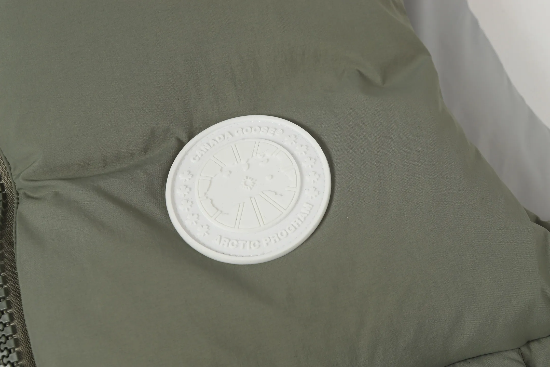 P480 CANADA GOOSE/PASTELS capsule white label series down vest The white label series is a capsule limited series and the most popular PASTELS series this year. The chest labels are all white badges with pure silicone texture. The pattern has a strong contrast between concave and convex. The topographic map of Canada on the badge is lifelike. The plastic material used for currency logos on the market is very hard to the touch! Our original independent order accessories are all custom-made original accessories. The imported YKK zipper has correct teeth and the zipper teeth are very thick. The zipper webbing logo is printed with three M fluorescent colors and the original custom-made washed logo. The placket webbing and wiring details are all restored. Color: Black Pure White Light Pink Khaki Moonlight Gray Size: XS S M L XL